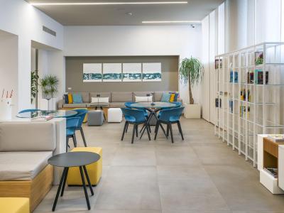 Elegante sala lounge con arredi moderni e atmosfera rilassante.