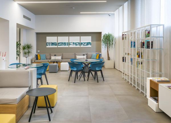 Elegante sala lounge con arredi moderni e atmosfera rilassante.