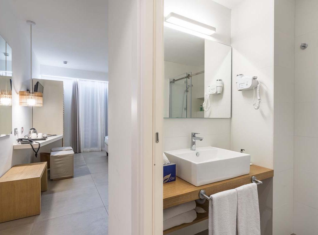 Modern, bright bathroom, elegant minimalism, relaxing atmosphere.